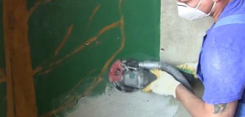 Как снять краску с бетонных стен. Использование слесарного и строительного инвентаря