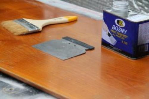 Как очистить лестницу от лака. Механический способ