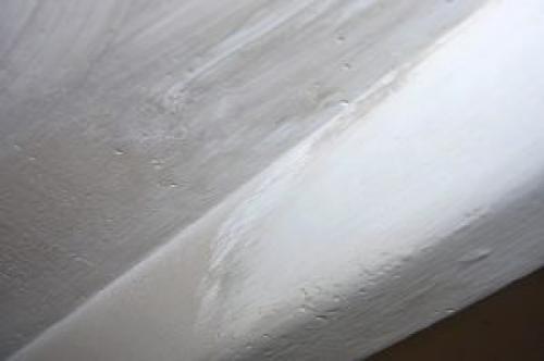 Как проще убрать водоэмульсионную краску со стен. Смывание при помощи воды 02