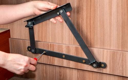 Кровать с подъемным механизмом и ортопедическим основанием. КРОВАТЬ С ПОДЪЕМНЫМ МЕХАНИЗМОМ: ПЛЮСЫ И МИНУСЫ