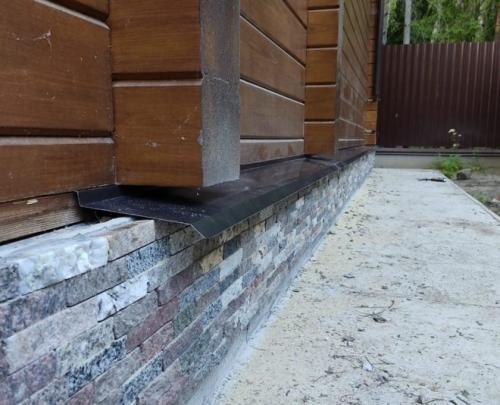 Отлив для цоколя размеры. Зачем нужны цокольные отливы: четыре главные функции