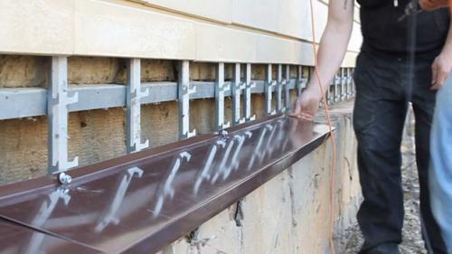 Отливы в деревянном доме. Крепление системы