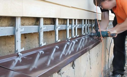 Установка отливов на фасад. Делаем отлив на фундамент