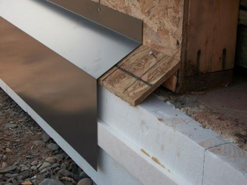 Установка отливов на фасад. Делаем отлив на фундамент