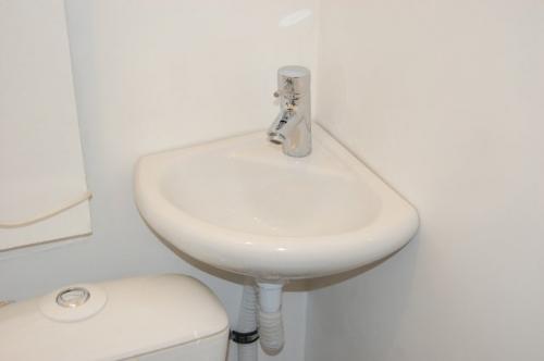 Маленький туалет с раковиной. Рациональность использования маленькой раковины в туалете, варианты моделей