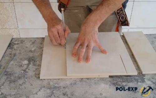 Как положить плитку в маленьком туалете. Как правильно резать плитку