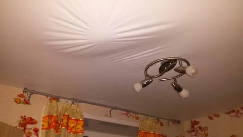 Как определить, насколько серьезно провис потолка. Почему провисает натяжной потолок — основные причины