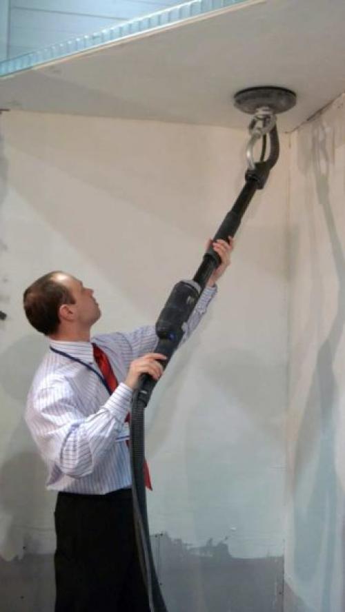 Как снять водоэмульсионную краску с потолка с помощью воды, клейстера, отжига, уничтожителя, шлифовки, йода, мыльного раствора и смывок