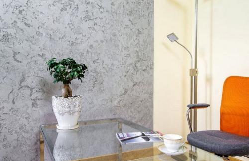 Интерьер гостинной в бело серых тонах. ОСНОВНЫЕ ПОВЕРХНОСТИ (СТЕНЫ, ПОЛ, ПОТОЛОК)