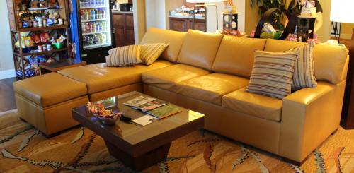 Как правильно организовать дизайн кабинета с диваном 11