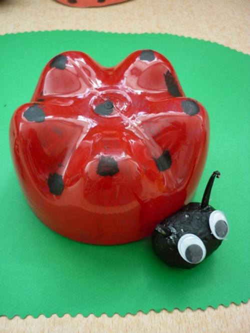 Какие другие бутылки можно использовать для изготовления Божьей коровки. Детский мастер-класс поделки из донышка пластиковой бутылки «Божья коровка»