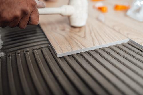 Деревянный дом: как правильно уложить плитку в ванной на стены и пол 06