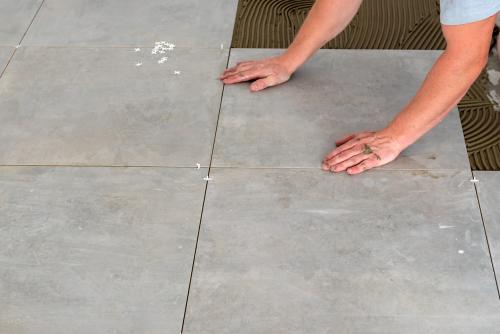 Деревянный дом: как правильно уложить плитку в ванной на стены и пол 05