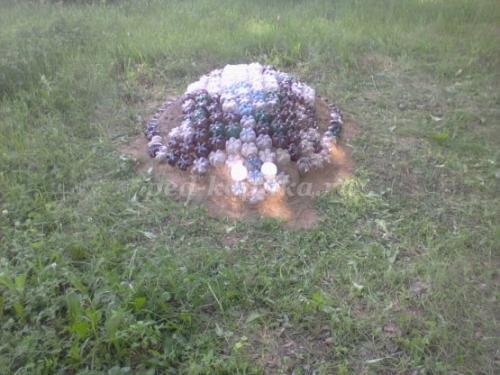 Удивительный способ изготовления Божьей коровки из пластмассовых бутылок 01 Удивительный способ изготовления Божьей коровки из пластмассовых бутылок 01