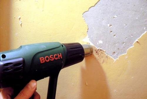 Нужно ли сдирать старую краску со стен. Обязательно ли удалять краску со стен перед поклейкой обоев?