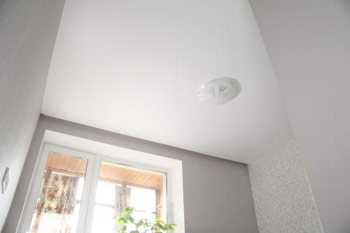 Как определить, нужно ли заменять всю конструкцию потолка или достаточно лишь частичного ремонта. Можно ли снять и повторно поставить натяжной потолок? Причины замены