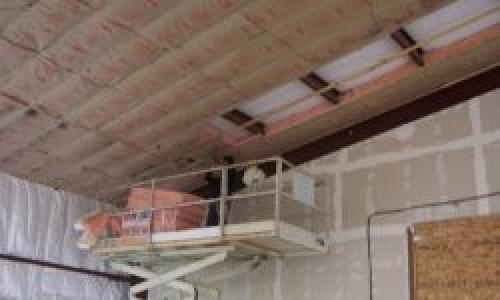 Как избежать проблем с влажностью и теплоизоляцией при поднятии потолка в старом деревянном доме. Утепление потолка со стороны чердака