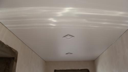 Как определить, нужно ли заменять всю конструкцию потолка или достаточно лишь частичного ремонта. Можно ли снять и повторно поставить натяжной потолок? Причины замены