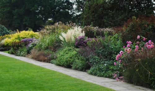 Миксбордеры вдоль забора. Вечноцветущий миксбордер