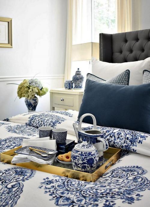 Какие другие цвета и материалы можно использовать вместе с серыми стенами и синим диваном. Сочетание синего с другими цветами в интерьере