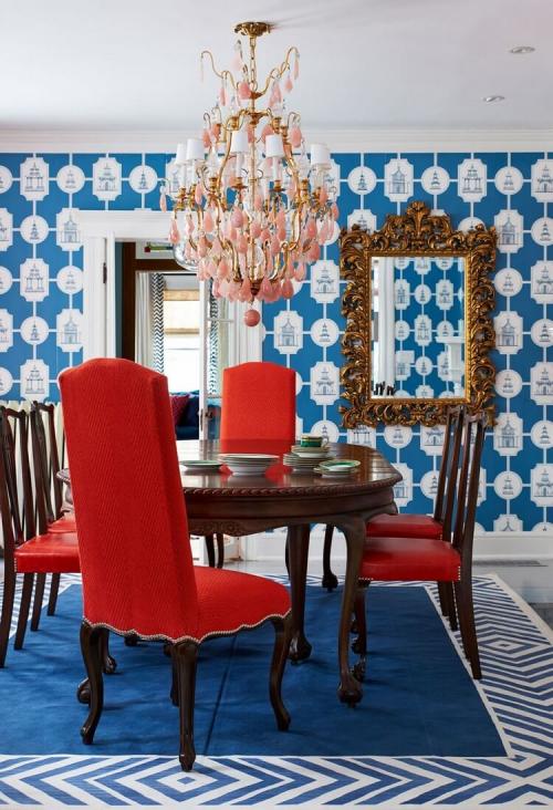 Какие другие цвета и материалы можно использовать вместе с серыми стенами и синим диваном. Сочетание синего с другими цветами в интерьере