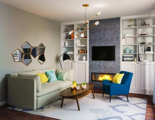 Какие другие цвета и материалы можно использовать вместе с серыми стенами и синим диваном. Сочетание синего с другими цветами в интерьере