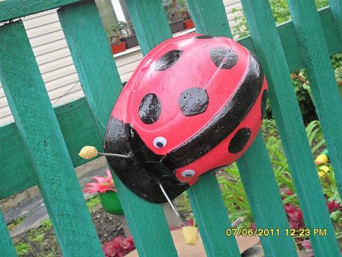 Какие инструменты необходимы для изготовления Божьей коровки из пластиковой бутылки. Божьи коровки из бутылок. Божья коровка из пластиковых бутылок – красота, которая может быть создана вашими руками! Пуфик из пластиковых бутылок