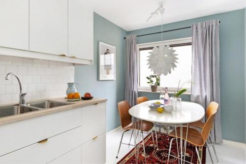 Особенности использования серо-голубой комбинации в гостиной 02