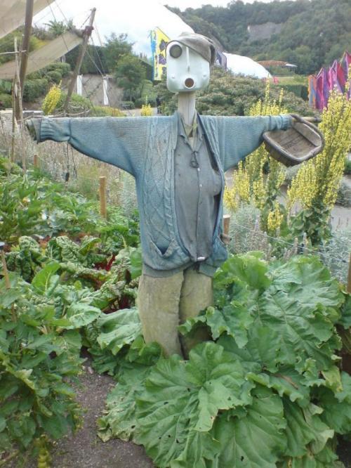 Страшное пугало своими руками. Как сделать пугало для огорода: 165 фото простых и красивых идей, как сделать своими руками чучело