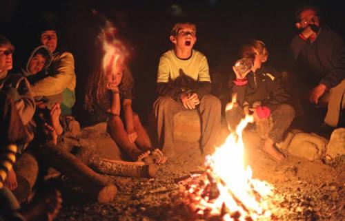 Какие эмоции могут вызывать истории о пугале огородном у детей. Вредны ли детям страшилки?