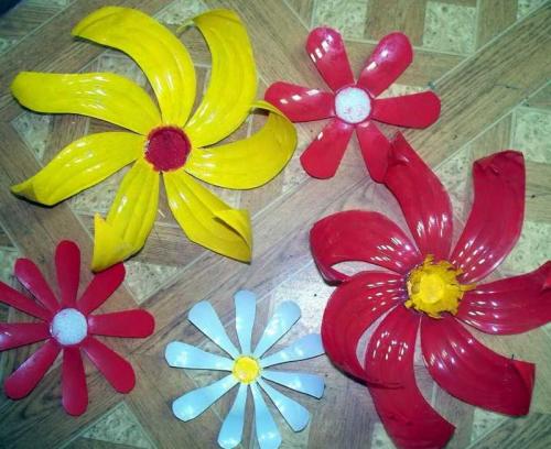 Что можно сделать из пластиковых бутылок для двора. Поделки из пластиковых бутылок: 135 фото вариантов использования пластика в украшении сада