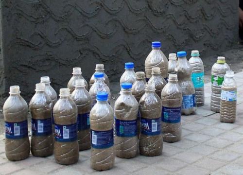 Подвесная клумба из пластиковых бутылок. Клумба из бутылок — простые фото-идеи, дизайн клумб своими руками, из пластиковых, стеклянных бутылок (инструкция)
