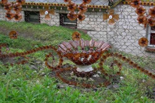 Поделки для клумбы из пластиковых бутылок. Клумба из бутылок: 130 фото примеров оформления участка при помощи пластиковой и стеклянной тары