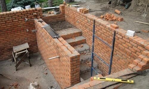 Какие материалы наиболее экологичны для отделок стен погреба. Кирпич для погреба: какой выбрать материал, как построить стены хранилища