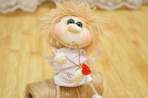 Как сшить куклу из колготок. Как сделать куклы из капроновых колготок и синтепона: чулочные куклы своими руками поэтапно