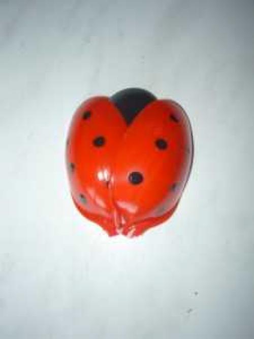 Создайте свои собственные Божьи коровки из пластиковых ложек: простой и дешевый способ украсить вашу комнату 32