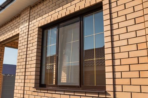 Как выбрать балконные рамы, соответствующие архитектурному стилю дома. №4. Цвет профиля и фасад дома