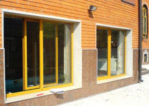 Как выбрать балконные рамы, соответствующие архитектурному стилю дома. №4. Цвет профиля и фасад дома