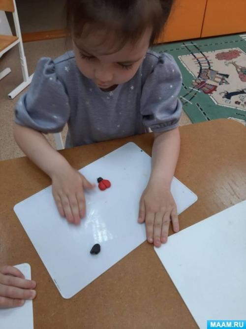 Как сделать божью коровку из пластилина. Мастер-класс по лепке «Божья коровка» из пластилина во второй младшей группе (3 фото)