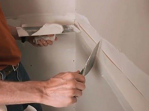 Как убрать излишки шпаклевки на гипсокартоне на потолке. Как исправить потолок из гипсокартона если видны швы