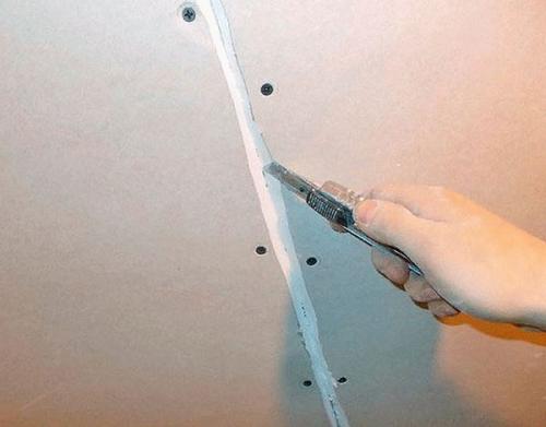 Как убрать излишки шпаклевки на гипсокартоне на потолке. Как исправить потолок из гипсокартона если видны швы