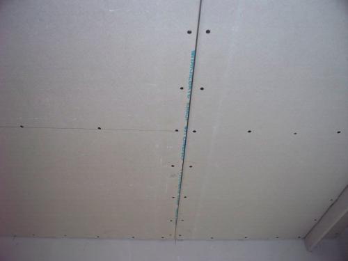 Как убрать излишки шпаклевки на гипсокартоне на потолке. Как исправить потолок из гипсокартона если видны швы