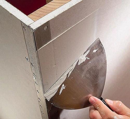 Как убрать излишки шпаклевки на гипсокартоне на потолке. Как исправить потолок из гипсокартона если видны швы