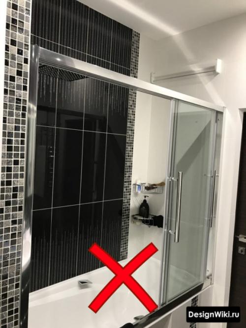 Дизайн маленькой ванной 2022. Что лучше для маленькой ванной с туалетом — угловая ванна или душевая в интерьере с ограниченным пространством 17