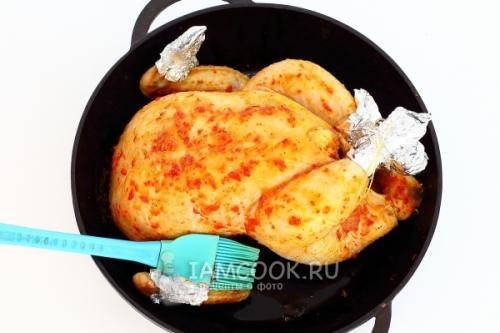 Курица в духовке с хрустящей корочкой целиком: простой рецепт для домашнего приготовления 09