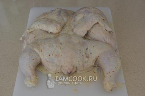 Курица в духовке с хрустящей корочкой целиком: простой рецепт для домашнего приготовления 16