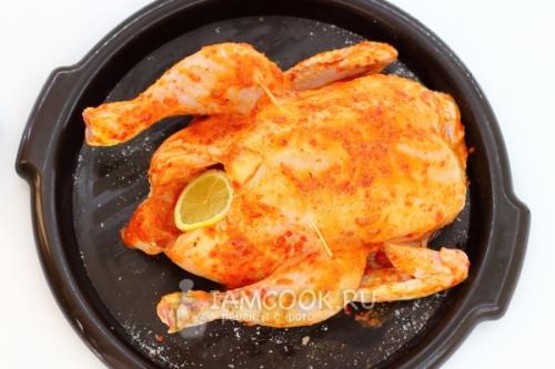 Курица в духовке с хрустящей корочкой целиком: простой рецепт для домашнего приготовления 06