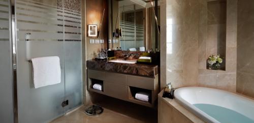 Натуральные и прозрачные камни в интерьере. Натуральный и искусственный камень для отделки интерьера: разновидности материала, главные преимущества 03