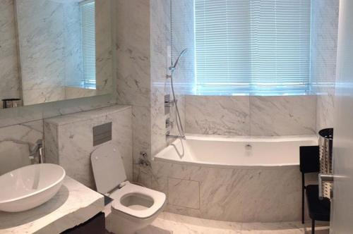 Натуральные и прозрачные камни в интерьере. Натуральный и искусственный камень для отделки интерьера: разновидности материала, главные преимущества 07