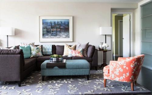 Серый диван: стильное и универсальное решение для интерьера гостиной 15 Серый диван: стильное и универсальное решение для интерьера гостиной 15